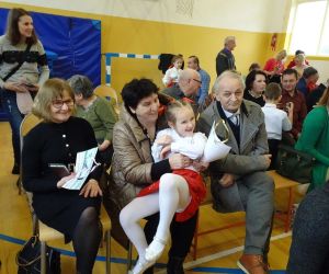 Wręczenie własnoręcznie wykonanych upominków dla Babć i Dziadziów