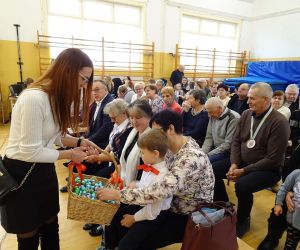 Rodzice przedszkolaków częstują zaproszonych gości słodkościami