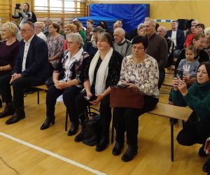 Zaproszeni goście oglądają występ przedszkolaków