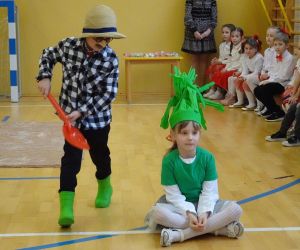 Inscenizacja wiersza J. Tuwima pt. ”Rzepka” w wykonaniu przedszkolaków