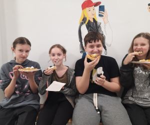 Uczniowie klasy szóstej jedzą gofry