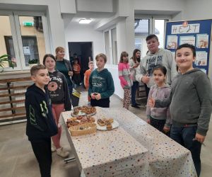 Uczniowie szkoły w trakcie zakupu słodkości