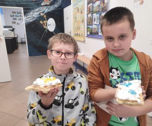 Uczniowie klasy pierwszej i czwartej jedzą gofry