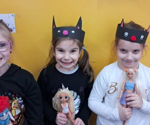 Dziewczynki prezentują się w kocich opaskach.