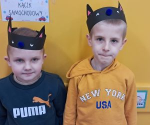 Chłopcy prezentują się w kocich opaskach.