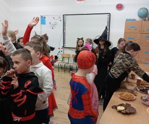 Uczniowie podczas słodkiego poczęstunku