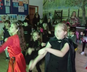 Uczniowie podczas tańców