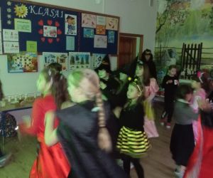 Uczennice podczas tańca