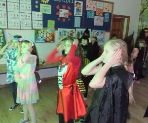 Uczniowie tańczą przygotowany układ taneczny