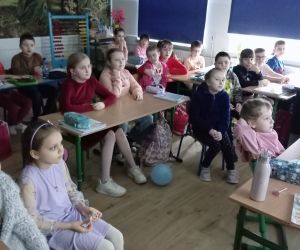 Uczniowie słuchają webinaru