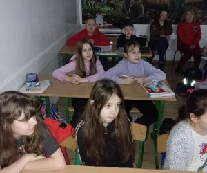 Uczniowie i nauczycielki słuchają webinaru