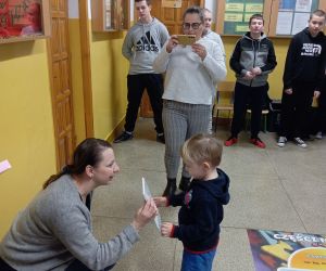 Nauczycielka wręcza walentynkę 