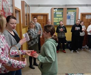 Nauczycielki wręczają dyplom i upominek za udział w konkursie na najpiękniejszą kartkę