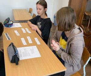 Dwie dziewczynki nad układanką językową