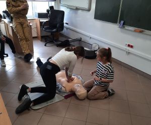 Uczennica ćwiczy wykonywanie masażu serca