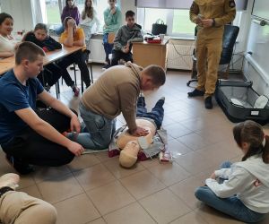 Uczeń doskonali technikę wykonywania masażu serca