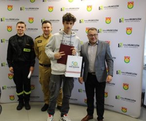 Uczeń który otrzymał podziękowanie za udział w konkursie pożarniczym