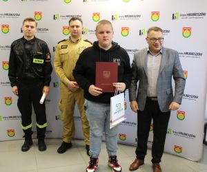Uczeń który otrzymał podziękowanie za udział w konkursie pożarniczym