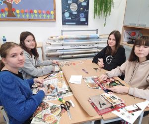 Cztery uczennice pracujące nad projektem związanym  z zawodami kucharza, piekarza i cukiernika
