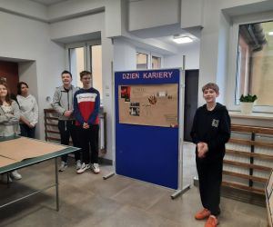 Trzech uczniów prezentuje projekt o pacy żołnierza