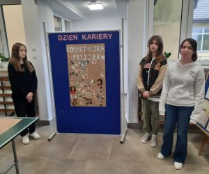 Trzy uczennice prezentują projekt o pracy kosmetyczki i fryzjera