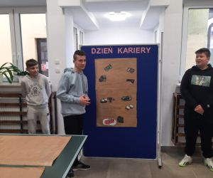 Trzech uczniów prezentuje projekt o pracy mechanika