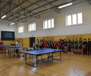 Sędzia główny rozpoczyna zawody 