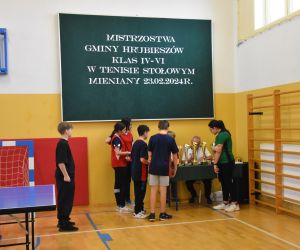 Reprezentanci szkoły przy stoliku sędziowskim