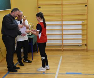 Emilia Hryniak odbiera puchar za 3 miejsce