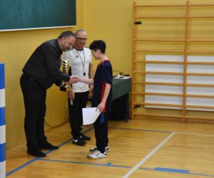 Karol Pawelec odbiera puchar za 1 miejsce