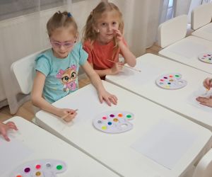 Dzieci malują kolorową pizzę.