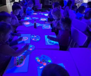 Dzieci uczestniczą w zajęciach plastycznych.