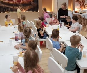 Dzieci malują kolorową pizzę.