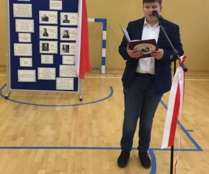 Uczeń stoi przy mikrofonie