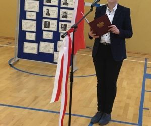 Uczeń stoi przy mikrofonie