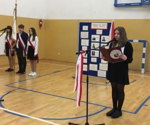 Dziewczynka stoi przy mikrofonie