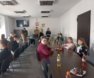 Uczniowie 1 grupy wiekowej siedzą przy stolikach