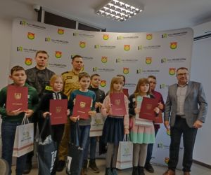 Wspólne zdjęcie organizatorzy i uczestnicy konkursu - grupa młodsza