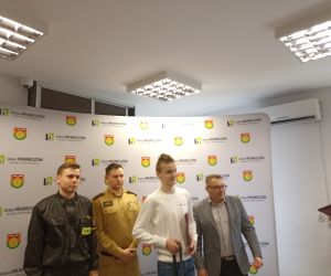 Szymon Curyło odbiera nagrodę za zajęcie 3 miejsca