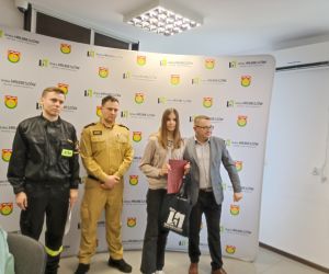 Vanessa Puchala  odbiera nagrodę za zajęcie 1 miejsca. 