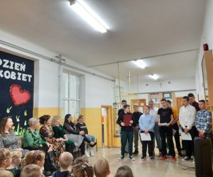 Nauczyciele i uczniowie oglądają  część artystyczną