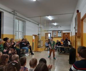 Uczeń tańczy i śpiewa