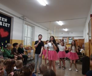 Uczniowie podczas wykonywania tańca