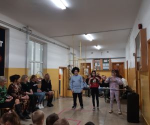 Uczniowie prezentują taniec