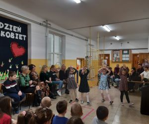 Przedszkolaki w formacji tanecznej