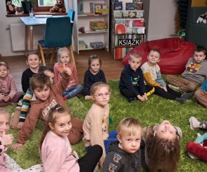 Dzieci zapoznają się z pracą bibliotekarza. 