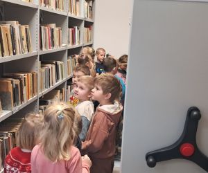 Dzieci zwiedzają bibliotekę.