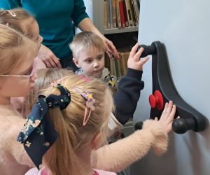 Dzieci zwiedzają bibliotekę.