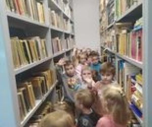Dzieci zwiedzają bibliotekę.