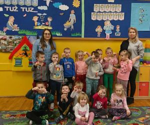 Dzieci prezentują się z breloczkami własnoręcznie zrobionymi.